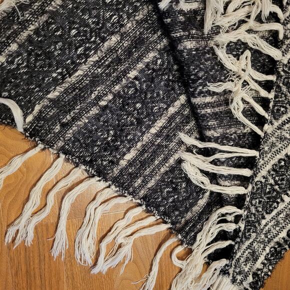 Say What? Shawl Sleeve Asymmetrical Fringes Ponchos Black & Off-White One Size - Picture 6 of 10